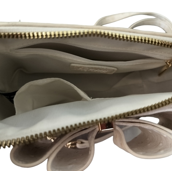 (1392) Crossi New York Bow Accent  Gold Chain Strap Crossbody Handbag - Picture 8 of 10